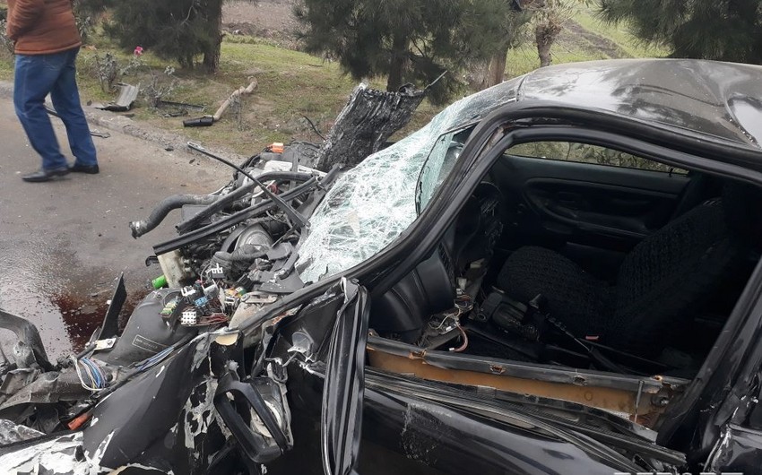 В Хызы Mercedes врезался в грузовик: 1 человек погиб, 2 ранены