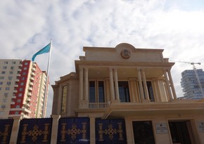 В посольстве Казахстана приспущен флаг в связи с трауром