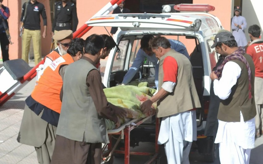 9 Pakistani soldiers killed in suicide attack