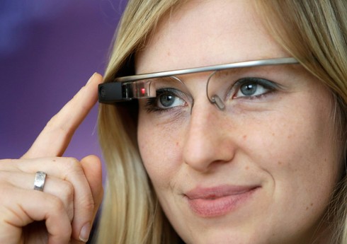 В Испании представили "умные" очки, способные распознавать лица и измерять температуру