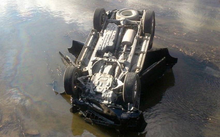 В Астаре автомобиль упал в овраг, 1 человек погиб, 2 пострадали