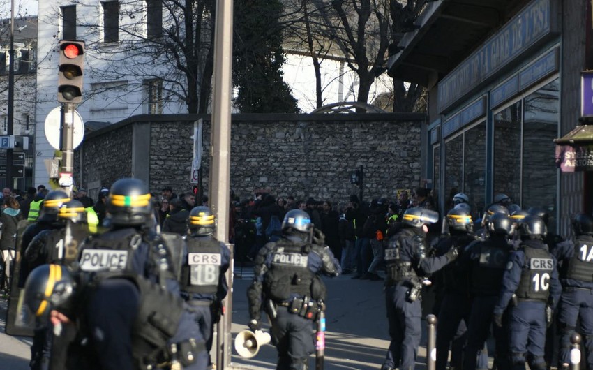 В Париже на акции желтых жилетов задержали более 30 человек - ФОТО