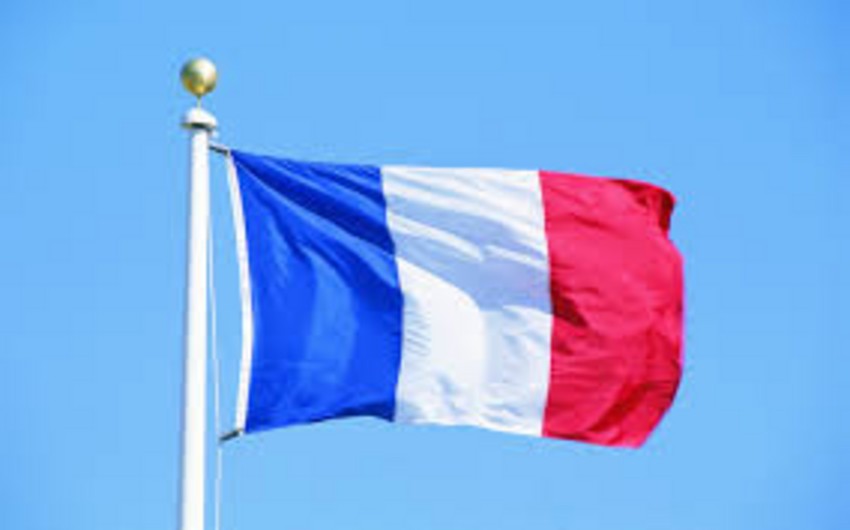 В Париже будут приспущены  государственные флаги