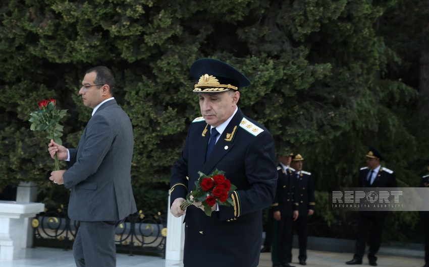 Kamran Əliyev prokurorluq işçilərinin peşə bayramı münasibətilə Fəxri xiyabanı ziyarət edib