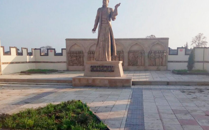 В Дербенте поврежден памятник поэту Низами Гянджеви