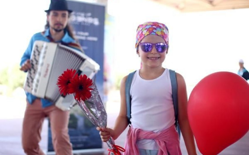 Первая группа российских туристов встречена цветами в аэропорту Анталии