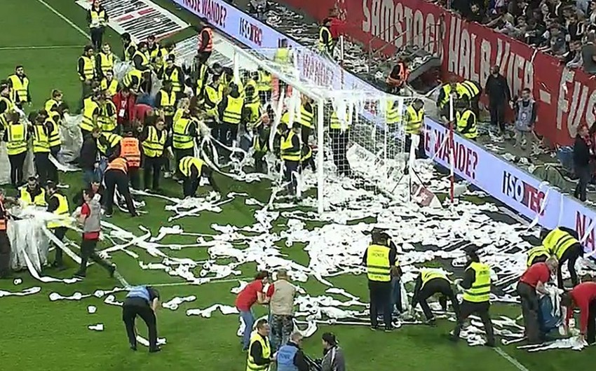 Фанаты немецкого клуба в знак протеста закидали поле туалетной бумагой - ВИДЕО