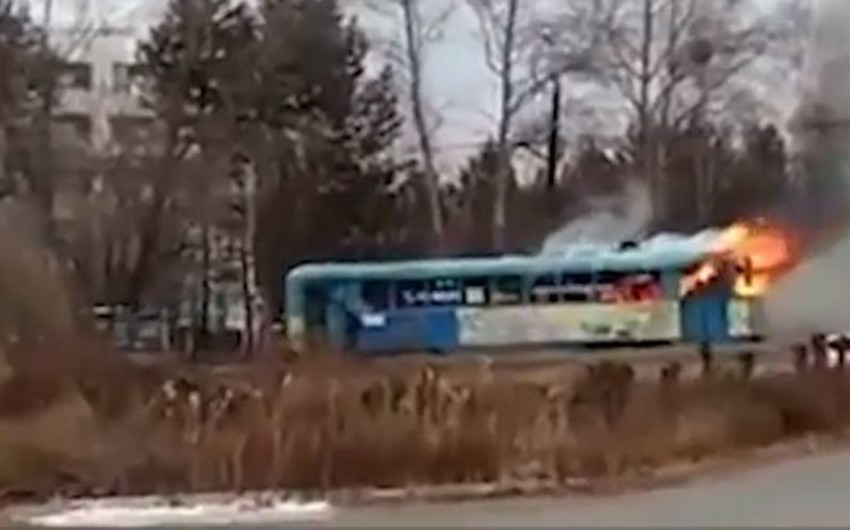 Rusiyada hərəkətdə olan tramvay yanıb - VİDEO