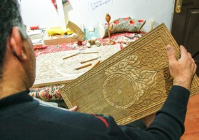 Master continuing the tradition of wood carving - PHOTOS