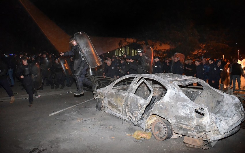 В Батуми во время беспорядков сожжены 10 автомобилей, повреждена инфраструктура