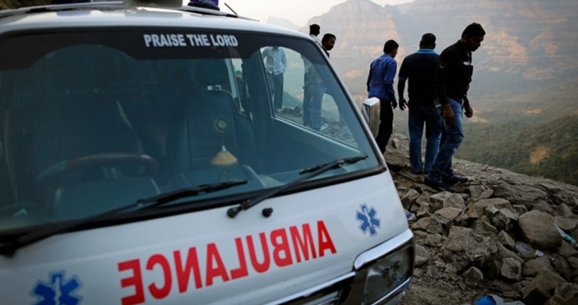 В Индии при падении такси в ущелье погибли 10 человек