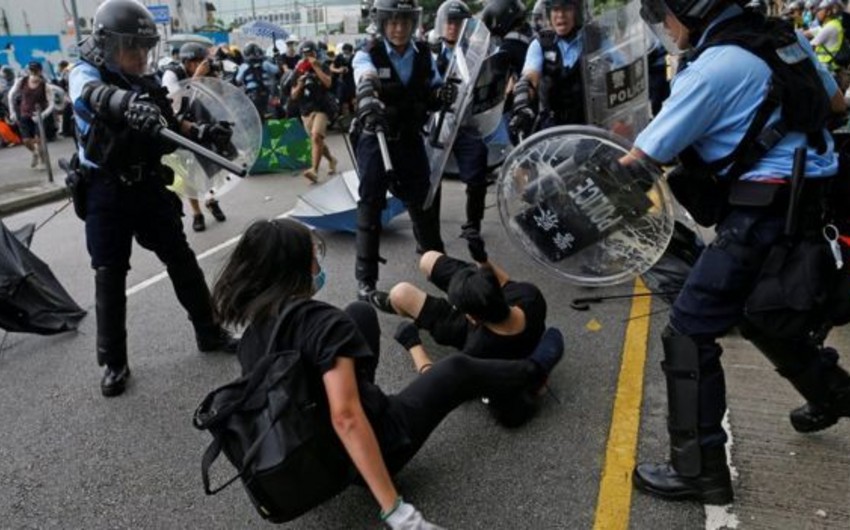 Гонконгская полиция призвала протестующих прекратить насилие