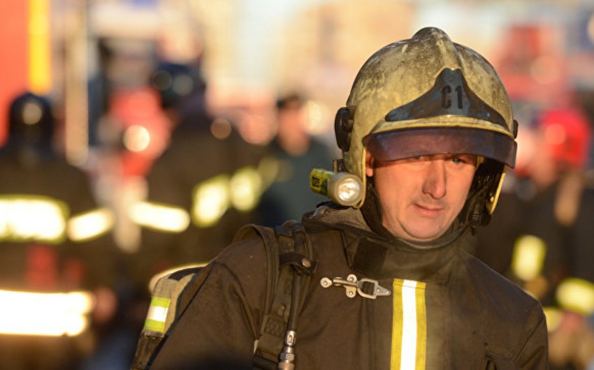 В Астрахани горит торговый центр