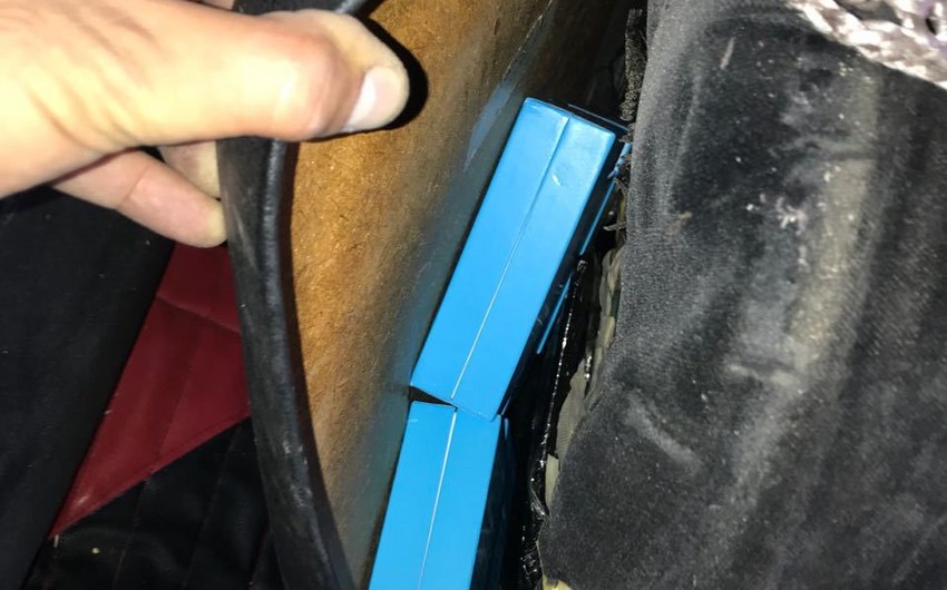 В направлявшемся из Грузии автомобиле обнаружили скрытые от таможенного контроля мобильные телефоны и аксессуары - ВИДЕО