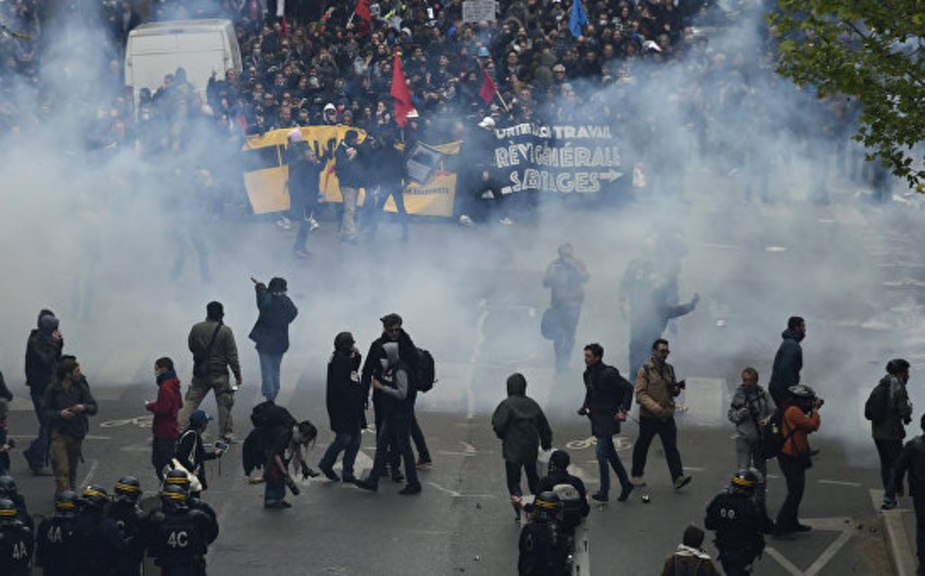 ​В ходе протестов во Франции пострадали более 70 полицейских