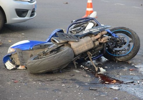 В Баку мотоциклист получил травмы в ДТП