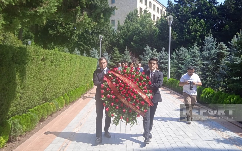 İƏT nümayəndə heyəti Fəxri və Şəhidlər xiyabanlarını ziyarət edib