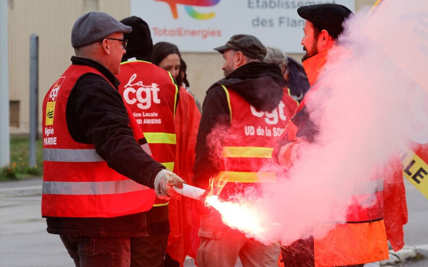 Работники TotalEnergies продолжили забастовки в двух французских регионах