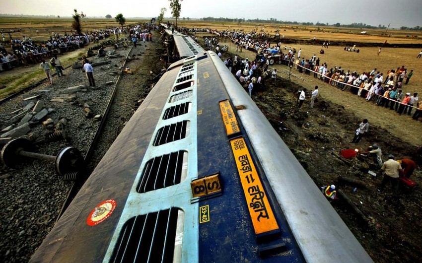 Пассажирский поезд сошел с рельсов в Индии