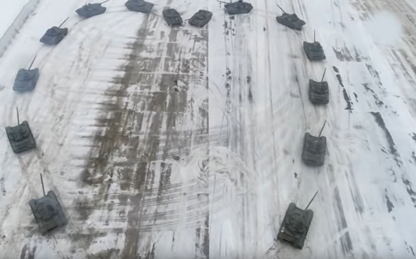 В России военный сделал предложение девушке с помощью сердца из танков - ВИДЕО