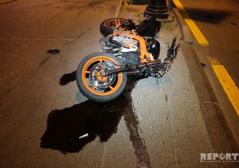 В Баку мотоциклист столкнулся с автомобилем 