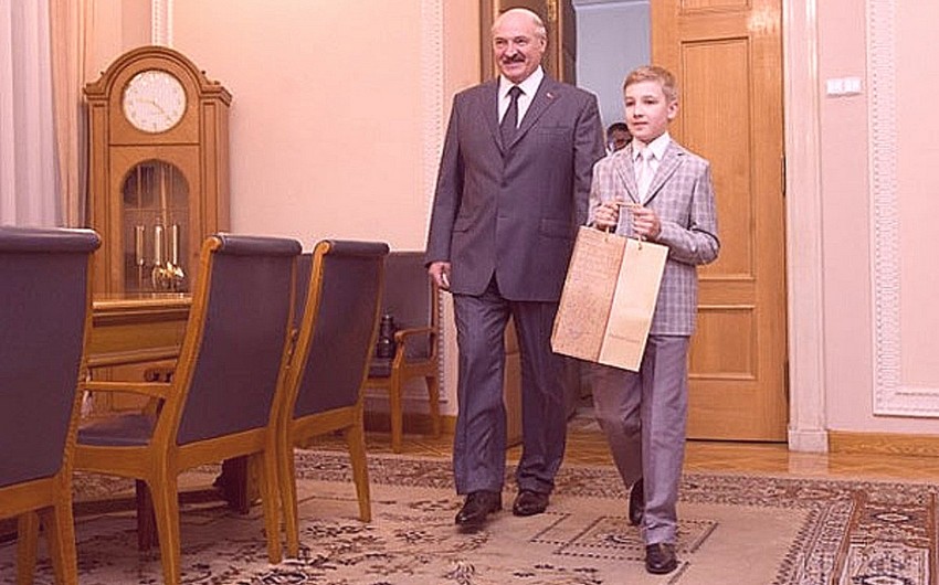 Belarus prezidenti Çində keçirilən foruma oğlu ilə gəlib