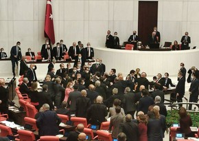 В Турции депутаты подрались в парламенте 