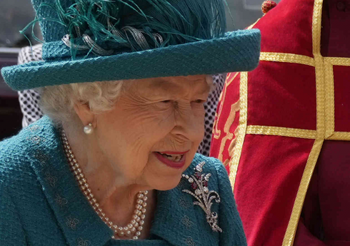 Елизавета II отказалась от титула "Старушка года"