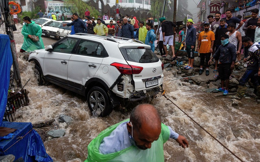 На севере Индии из-за наводнения и оползней погибли почти 50 человек