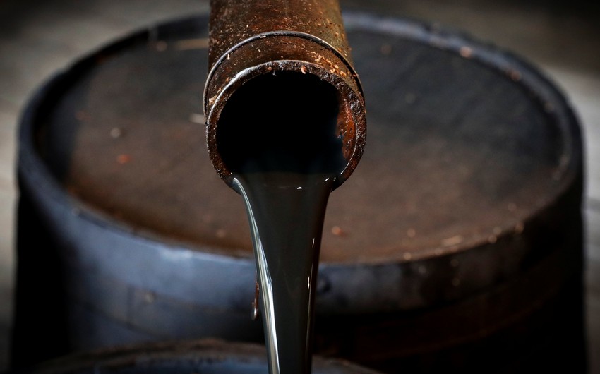 Azerbaijani oil price drops slightly