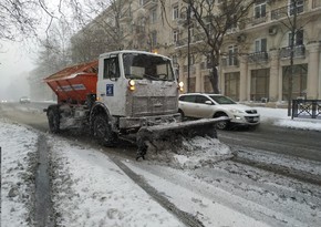 ИВ города Баку: Коммунальные службы уже с вечера расчищают дороги 