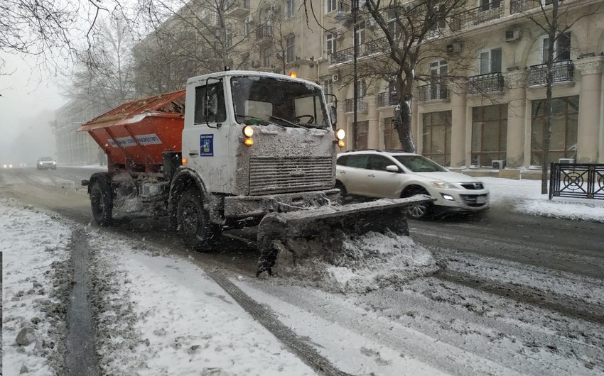 ИВ города Баку: Коммунальные службы уже с вечера расчищают дороги 