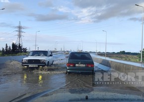 Сточные воды вызвали трудности для движения автомобилей на дороге Хачмаз - Губа