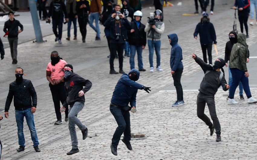 Parisdə polis və mitinq iştirakçıları arasında qarşıdurma olub