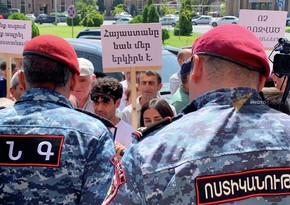 В Ереване проходит акция протеста у здания мэрии