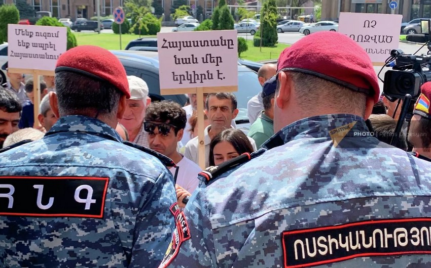 Armenians protesting outside Yerevan City Hall