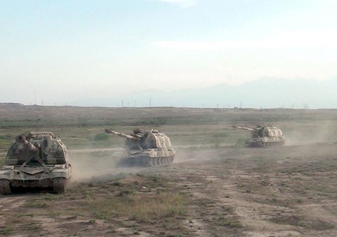 Армия Азербайджана выполняет боевые стрельбы из самоходных гаубиц 