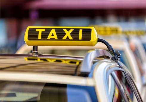 Проблемы такси: компании жалуются на нехватку клиентов, водители - на проценты