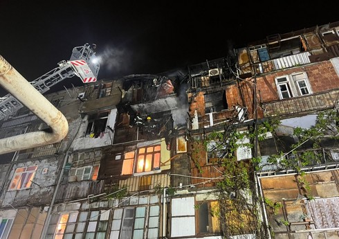 В Ясамальском районе Баку возник пожар в здании общежития