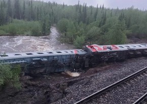 В России на месте схода пассажирского поезда обнаружили тела трех человек