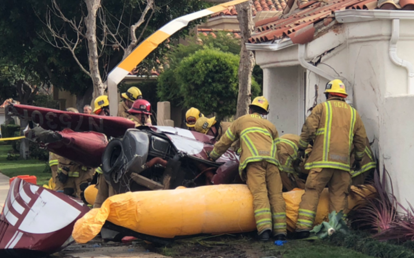 В Калифорнии вертолет врезался в жилой дом, один из пассажиров погиб