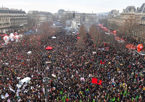 Во Франции несогласные с пенсионной реформой продолжают протесты