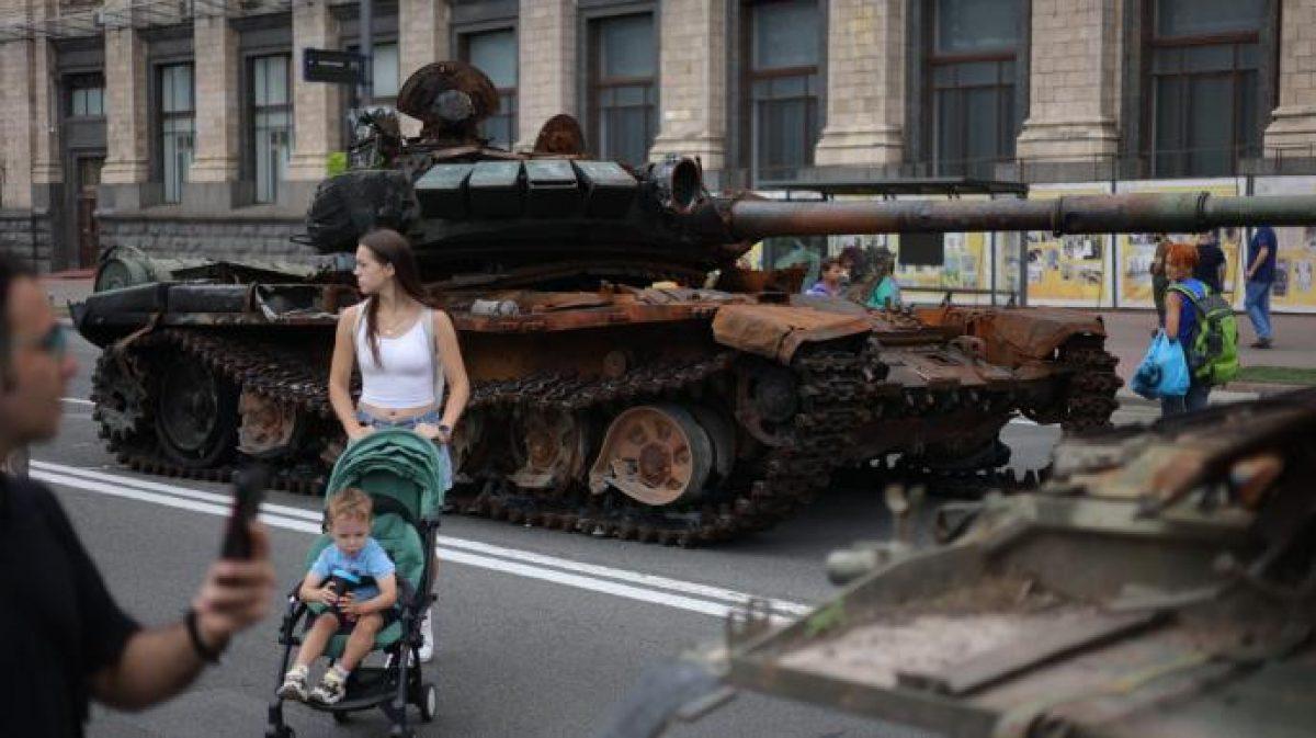 22 24 августа. Выставка техники на Крещатике. Парад техники на Крещатике. Парад военной техники на Крещатике. Крещатик выставка военной техники.