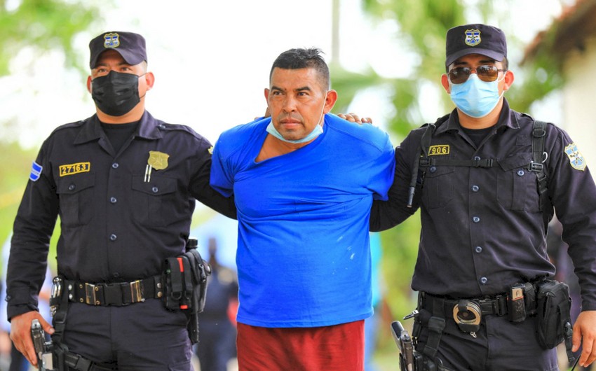Salvadorda bağçasında 14 meyiti gizlədən keçmiş polis tutulub