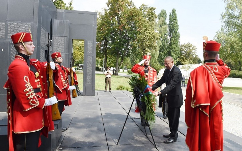 Президент Ильхам Алиев посетил в Загребе монумент Голос хорватских жертв - Стена боли