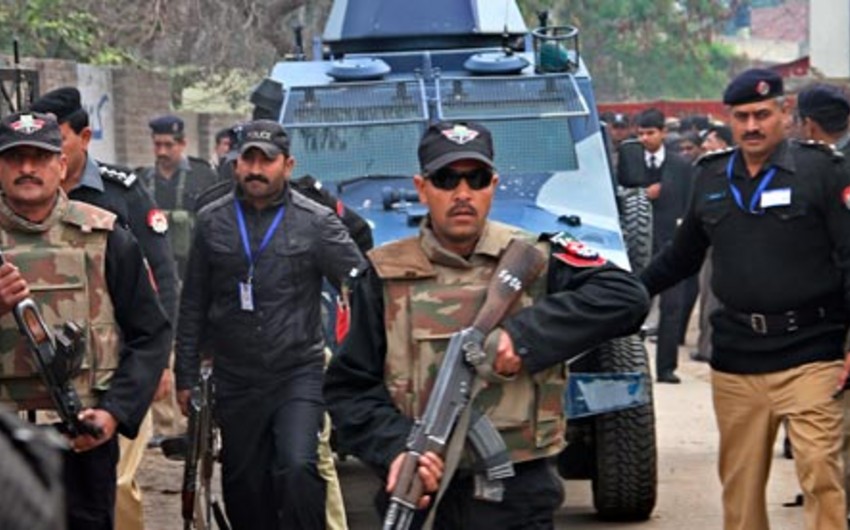Militants kill 6 policemen, hold 15 hostage in east Pakistan