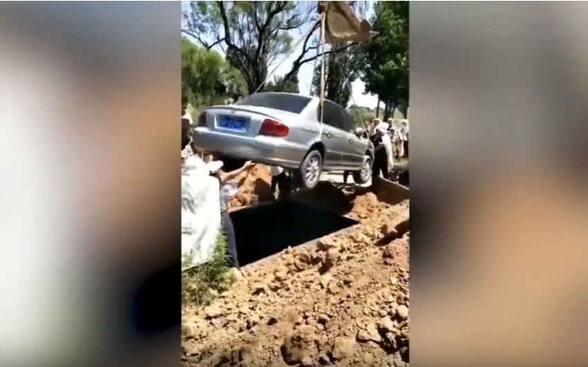 В Китае мужчину похоронили в автомобиле - ВИДЕО