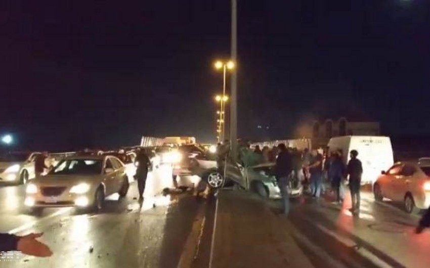 В Баку Mercedes врезался в фонарный столб, водитель получили тяжелые ранения - ФОТО - ВИДЕО