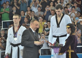 ​Prezident Bakı-2015də qalib gələn Radik İsayevə qızıl medalı təqdim edib