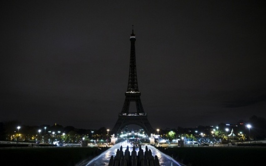 ​В Париже вновь открыли для посещения Эйфелеву башню и Лувр